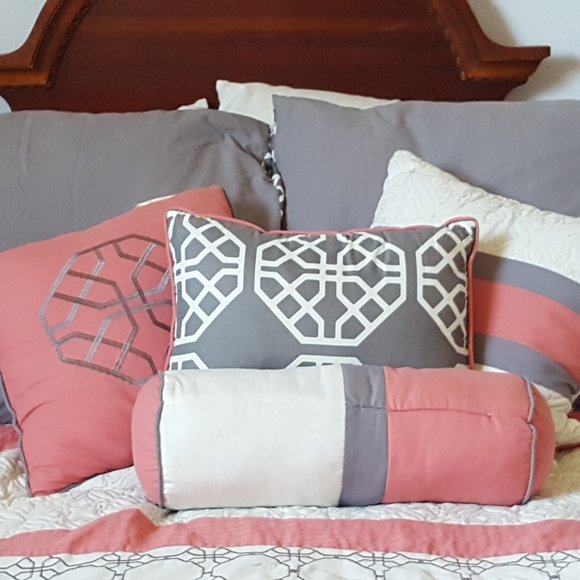 Elegant Gray and Pink Comforter Set - Picture 2 of 11